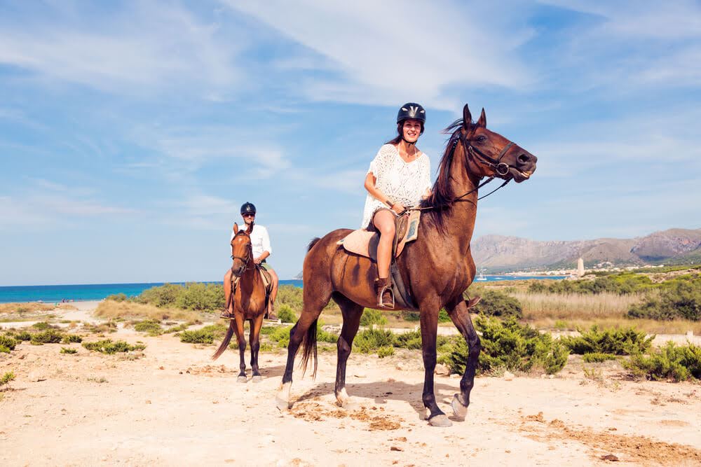 People riding on horseback during Aruba tours